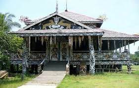 Daftar isi rumah adat di indonesia rumah adat kalimantan timur (rumah lamin) rumah lamin menjadi rumah adat paling besar jika dibandingkan dengan rumah asli. Nama Rumah Adat Kalimantan Timur Beserta Gambar Penjelasannya