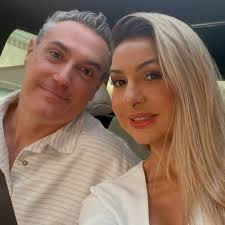 25/09/2015, há 9 anos, nos casamos. Faz bastante tempo, mas parece que foi  ontem. O sentimento de amor só aumenta por vc a cada dia. Te agradeço por  estar ao meu lado