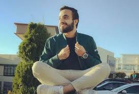 الانفلونسر ثنيان خالد يقدم إطلالات شبابية مميزة من وحيه الخاص fashion bomber jacket bomber