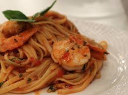 Καθαρίζουμε τις γαρίδες, βγάζοντας το κέλυφος. Garidomakaronada Me Ligkoyini Resep