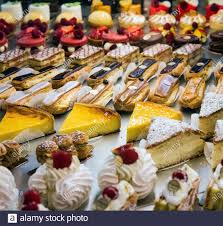 Bringen sie ihre desserts noch besser zur geltung, indem sie sie in den kollektionen fjord, vina juliette und alabama. Susse Leckereien In Einem Franzosischen Pasteria Shop Stockfotografie Alamy