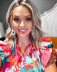 Heather Mounce's Instagram, Twitter & Facebook