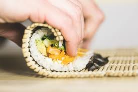 Membuat sushi roll (besar) siapkan rumput laut diatas sushi mat/buku. Resep Dan Cara Membuat Sushi Bergizi Di Rumah