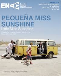 🎥Pequeña Miss Sunshine es un largometraje que forma parte de Proyecciones de Cine en la ENAC. Esta es una película que sigue la travesía de una familia muy peculiar, que acompaña a