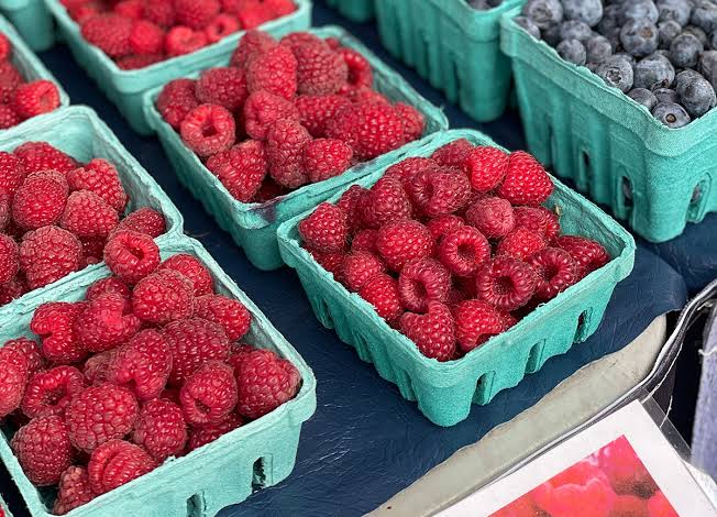 How to Clean Raspberries Properly (and store them) - Maureen Abood