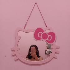 Silahkan diorder barang furniture cermin dinding kotak silver harga paling murah asli jepara. Kepala Hello Kitty Pink