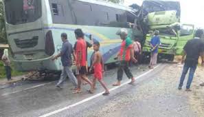 Film jepang terbaru isteri selingkuh dengan supir truk. Brakk Intra Vs Truk Laga Kambing Di Jalan Lintas Timur