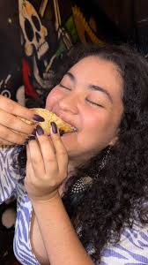 🏕️ Encontramos el spot perfecto para acampar cerquita de Bucaramanga:  @ancestros_camp Paisajes hermosos, fogata, karaoke y hasta hicimos un asado  en una CPU reciclada 🔥. La atención fue 10/10 (aguapanelita incluida).  Definitivamente, ¡