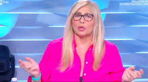 Donatella rettore è una cantautrice e attrice italiana. Donatella Rettore Cancro Mara Venier Felice Che Tutto Vada Bene Lanostratv