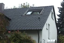 Dachschiebefenster In Dach Mit Halb Heruntergelassener Elektrischer Beschattungsanlage Diese Wurde Flachenbundig Zu Den Ziegeln Eingelassen Da Dachschiebefenster Fenster Und Dachfenster
