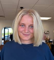 BLONDE BOB GOALS 😎🤌🏼, Full highlight, base break aka glow ✨, & CUT ,  @natfoxhair creative hair fluffer 💋, #Hairstylist #HairTransformation  #HairColorist #BalayageArtists #BlondeObsessed #ModernBlonde ...