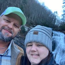 What are some good campsites in Tennessee for a first-time camper with a  clean lake and amenities like showers?