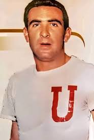 Lamentamos informar el fallecimiento de ARMANDO "TITO" LARREA, excelente  puntero izquierdo, nació en Guaranda el 11 de Mayo de 1943. La mayor parte  de su carrera lo hizo en L.D.U. de Quito,