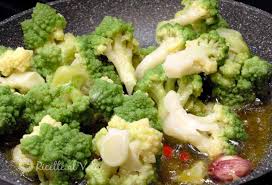 Lessate i broccoli interi e lavati per 10 minuti in acqua bollente salata. Broccoli In Padella Ripassati Con Aglio E Peperoncino Ricette Al Volo