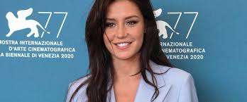 She was born in paris, france. Adele Exarchopoulos Maman Solo J Ai L Impression De Grandir En Meme Temps Que Mon Fils Gala