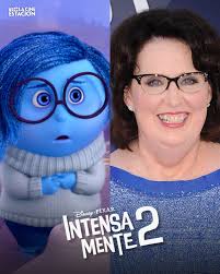 📌 ¿SABÍAS QUE... la voz de Tristeza en Intensamente es de Phyllis Smith,  la popular actriz de 'The Office'? Pero cómo no si hasta tienen un parecido  🥰