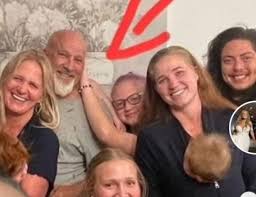 Interpreting a photo of a woman's behavior towards a man in Sister Wives