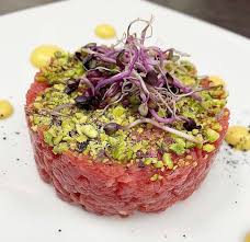 La tartare di carne e' un piatto che fresco e piacevole da consumare a patto che venga preparato seguendo alcuni passaggi e quale carne per la tartare. Tartare Di Manzo E Battuta C E Davvero Una Differenza