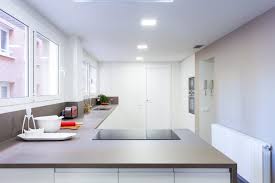Algunas cocinas pueden reutilizar los diseños y materiales existentes, otras necesitan un. Amplia Cocina Blanca Con Peninsula Reformas De Cocinas En Barcelona Lautoka Urbana