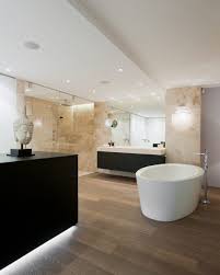 Masterbad Mit Feistehender Badewanne Und Walk In Dusche Mit Einteiliger Duschtasse Aus Naturstein Duschtassen Offene Bader Walk In Dusche