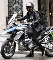Orlando Bloom Was Spotted Taking His 2013 Bmw R1200gs Motorcycle Starts At 15 800 For A Spin In New York City Motos Coches Y Motocicletas Motocicletas