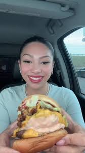 Dia de hambúrguer! 🍔😋😋 #hamburguer #hamburguerartesanal #lanches  #podraodequalidade #comendosatisfatorio #lanchenocarro #asmr #podraolanches  @Keila