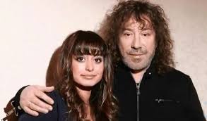 Знаменитый советский и российский певец, композитор и музыкант владимир кузьмин является легендой современного рока и лидером групп «карнавал» и «динамик». Vladimir Kuzmin Biografiya Foto Lichnaya Zhizn Zhena Deti Bolezn Tragediya Slushat Pesni Onlajn 2021 Uznaj Vsyo