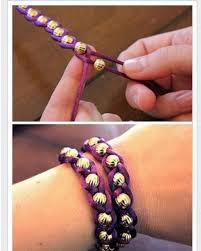 Schneiden sie ein großzügiges stück fädelgarn ab und ziehen sie ein ende des garns durch die nadelöse. Leuke Armband Om Te Maken Diy Armband Perlen Diy Perlenstickerei Geflochtene Armbander