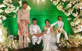 Salah satu daripadanya ialah apakah teknik yang digunakan ketika bergambar sehingga nampak begitu berseni dan cool sekali. Hadir Ke Perkahwinan Bekas Isteri Jejai Doa Nora Nedim Bahagia Gempak