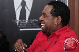 A bersama angin bersama daun d aku di besarkan. Edo Kondologit Bisnis Karaoke Dan Kafe Di Sorong Papua Barat Antara News