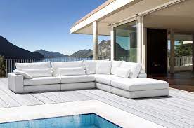 Med en daybed får du et smart multifunktionelt møbel til terrassen eller haven, der fungerer både som sofa til gæster, som læseplads eller som seng i det fri når nætterne bliver ulideligt varme. Luxus Terrassen Sofa Alberta Primavera Jenverso De