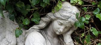 Produzione esclusiva di arte sacra e arte funeraria in marmo e granito per la clientela della provincia di lucca. Arte Funeraria Impresa Funebre Tuberoni