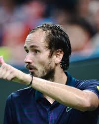 VIDEO. Na meer dan 2 jaar nog eens prijs: herboren Daniil Medvedev pakt  eindzege op ATP van Almaty