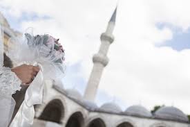 Ich bin zu gast hier, eine fremde unter nachbarn, freunden und familie. Zu Gast Auf Einer Turkischen Hochzeit Tipps Fur Geschenke Styling Und Mehr Hochzeit Premium