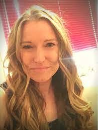 Lauri Walker's Instagram, Twitter & Facebook