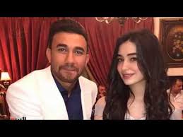 لم يقف فارق السن بين الزوجين، حوالي 24 عاما، حائلا بينهما، وهو نفس فارق السن بين الرئيس الأمريكي دونالد ترامب وزوجته ميلانا. Ù…Ø­Ù…ÙˆØ¯ ØªØ±ÙŠØ²ÙŠØ¬ÙŠÙ‡ Ø­ÙŠØ§ØªÙ‡ Ø§Ù„Ø£Ø³Ø±ÙŠØ© ÙˆØ§Ù„Ø²ÙˆØ¬ÙŠØ© ÙˆØ·Ø±ÙŠÙ‚ Ø§Ù„Ù„Ø§Ø¹Ø¨ Ù†Ø­Ùˆ Ø§Ù„Ù†Ø¬ÙˆÙ…ÙŠØ© Ø¹Ø±Ø¨ Ù†ÙŠÙˆØ² Arb News