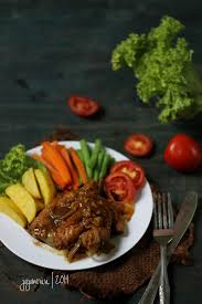 Saat itu salah satu menunya adalah bistik daging sapi. Bistik Ayam Jajane Vivi