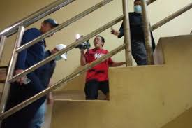 Sebuah rekaman kamera pengawas menunjukkan seorang dokter wanita, dianiaya petugas keamanan di sebuah hotel di jalan. P2nie3dzrrd2em