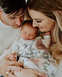 Meet Marlo 💫 When Lisa contacted me a few months into her pregnancy asking  if I would take her newborn photos I was so flattered, but I also knew they  lived on