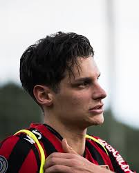 Kevin är tillbaka 👋 Kevin Ackermann blev inbytt mot Fredrikstad och gjorde  därmed sin första match på nästan ett år. Bra kämpat med rehaben, Kevin ❤️🖤