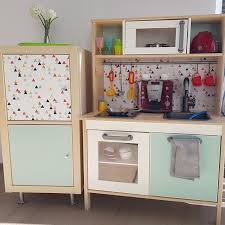 Kallax Ideen Fur Das Kinderzimmer Diy Mit Den Limmaland Klebefolien Kinderkuhlschrank Ikea Spielkuche Ikea Ideen
