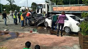 Amukan pemandu lori rempuh 15 kereta youtube. Video Lori Tanpa Muatan Rempuh 7 Kenderaan Kosmo Digital