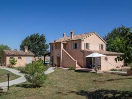 A londra una ristrutturazione lampo con moduli prefabbricati e cemento colorato. N4lqvfpuuy Ptm