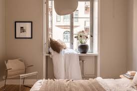Decoration Petite Chambre Aux Murs De Peinture Couleur Sable Avec Fenetre Blanche Exemp Deco Chambre Couleur Decoration Petite Chambre Chambre A Coucher Beige