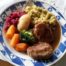 It's eaten year round but especially during the christmas season. Traditional Norwegian Dinner Meat Cakes Broccoli Mashed Peas Stew Brown Sauce Carrots Potatoes Cowberries Mat Og Drikke Mat Norsk Mat
