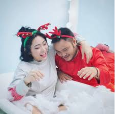 Nam diễn viên hài tâm sự chuyện tại sao phải rước nàng về rinh khi tuổi đời cả hai vẫn còn khá trẻ. Lfg0uk0zejr9xm