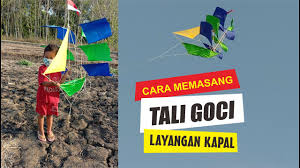 Yang pertama sebelum anda bermain layangan, maka anda harus membeli atau membuat layangan dan membeli benang. Anyaman Cantik Bunga Sepatu By Alaika Jaya