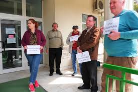 Acum acei idioti sunt in pensie sau marginalizati si altii se. Protest La AgenÅ£ia Pentru ProtecÅ£ia Mediului NeamÅ£ SalariaÈ›ii AmeninÈ›Äƒ Cu Greva GeneralÄƒ Actualitate