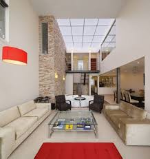 Ideen Wohnzimmer Design Stehlampe Rot Lampenschirm Roter Teppich Samtige Sitzmobel Stil Fabrik Wohnzimmer Design Haus Deko Design Fur Zuhause