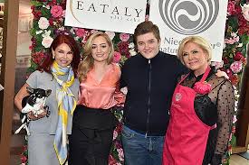He is an actor, known for who stole the cup? Regulat Beauty Lunch Im Eataly Claudia Effenberg Mit Sohn Thomas Simone Ballack Lola Paltinger Sunnyi Melles Sonja Kieferund Viele Weitere Vip Ladies Feiern Den Muttertag Im Namen Der Schonheit